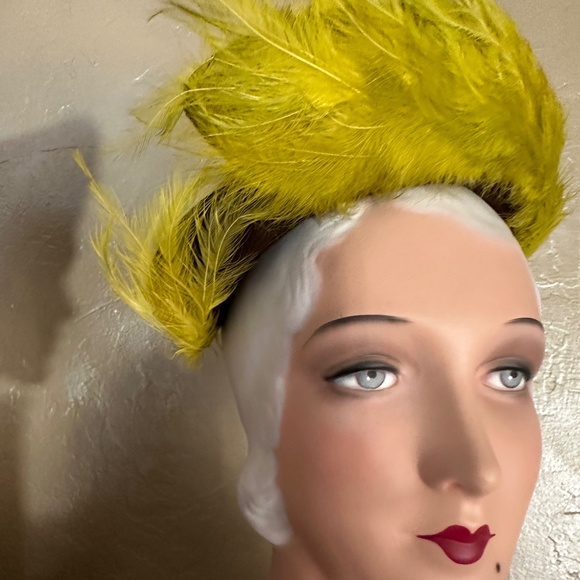GORGEOUS 1930\'s BROWN FELT HAT WITH ASYMMETRICAL BRIM WITH CHARTREUSE FEATHERS main image 8